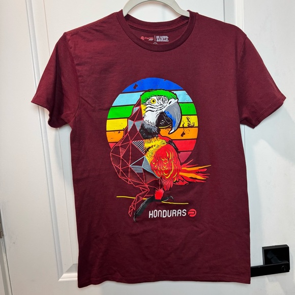 pacer Tops - Pacer Honduras T-shirt Women’s Size S Burgundy Red Scarlet Macaw Guacamaya